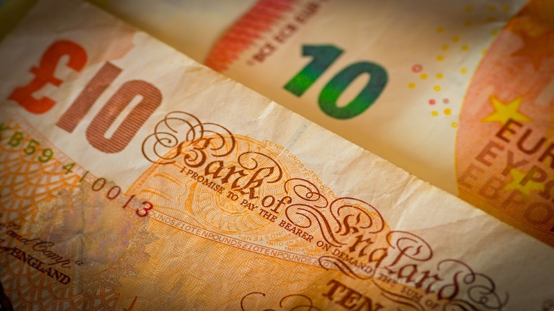 Image of 10 pound and 10 euro banknotes